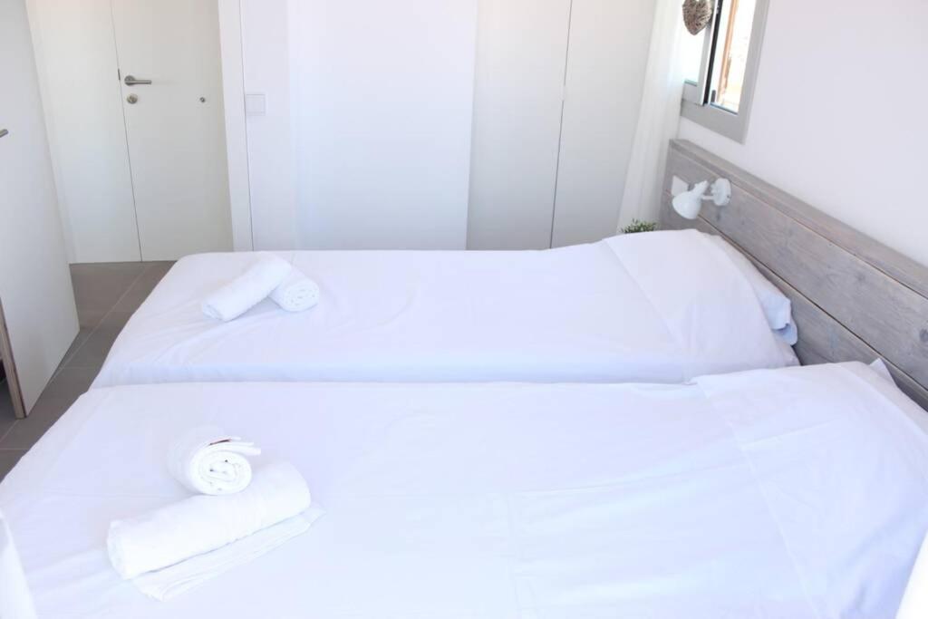 Beautiful Loft, Huge Sunny Terrace, View Over The Beach And Sea Roses Esterno foto