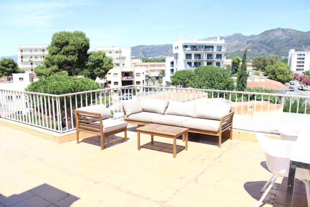Beautiful Loft, Huge Sunny Terrace, View Over The Beach And Sea Roses Esterno foto